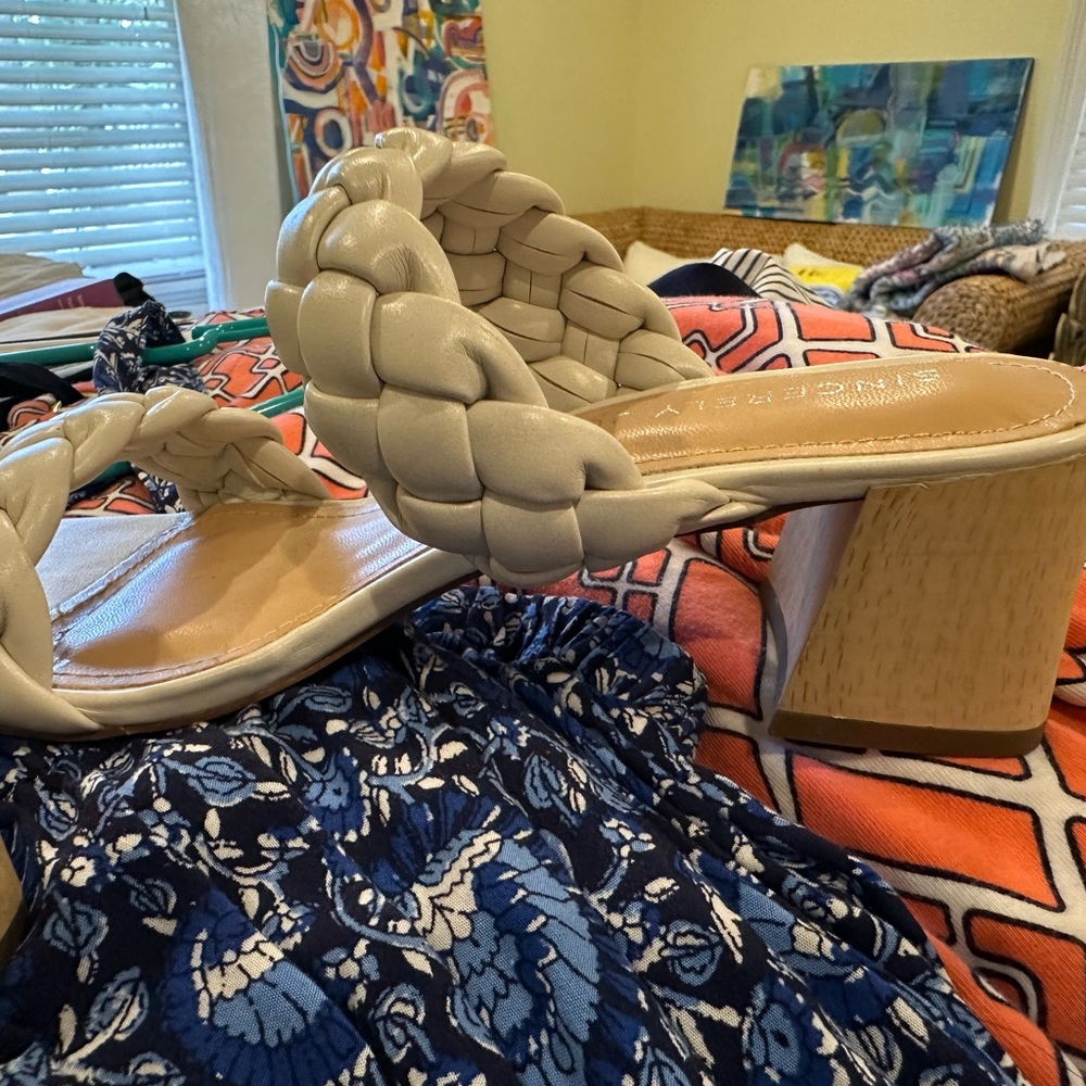 Sincerely Jules White Sandals with Elegant Design